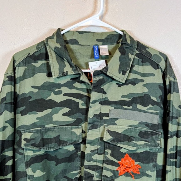 H&M DIVIDED Olive Green Camo Jacket with Red Embroidered Accents. Size L - Picture 2 of 6